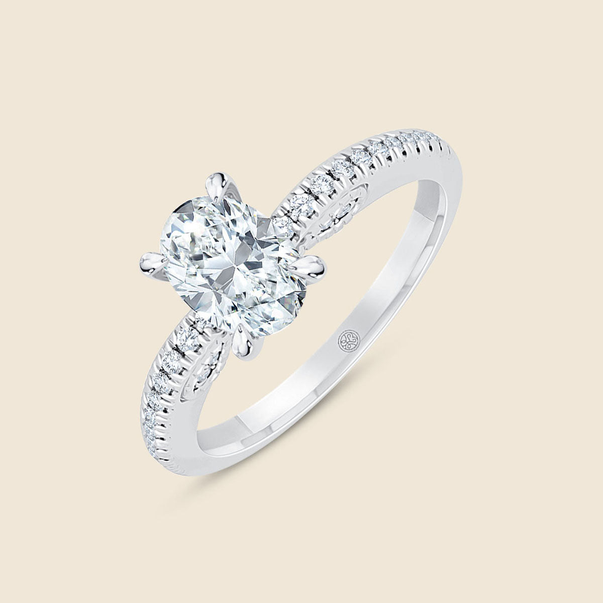 950er Platinring mit einem Lab-Diamanten im Oval-Schliff in an der Spitze. Dem Ring folgend sind kleinere Seitendiamanten und ein sichtbares Paisley-Muster an der Vorderseite