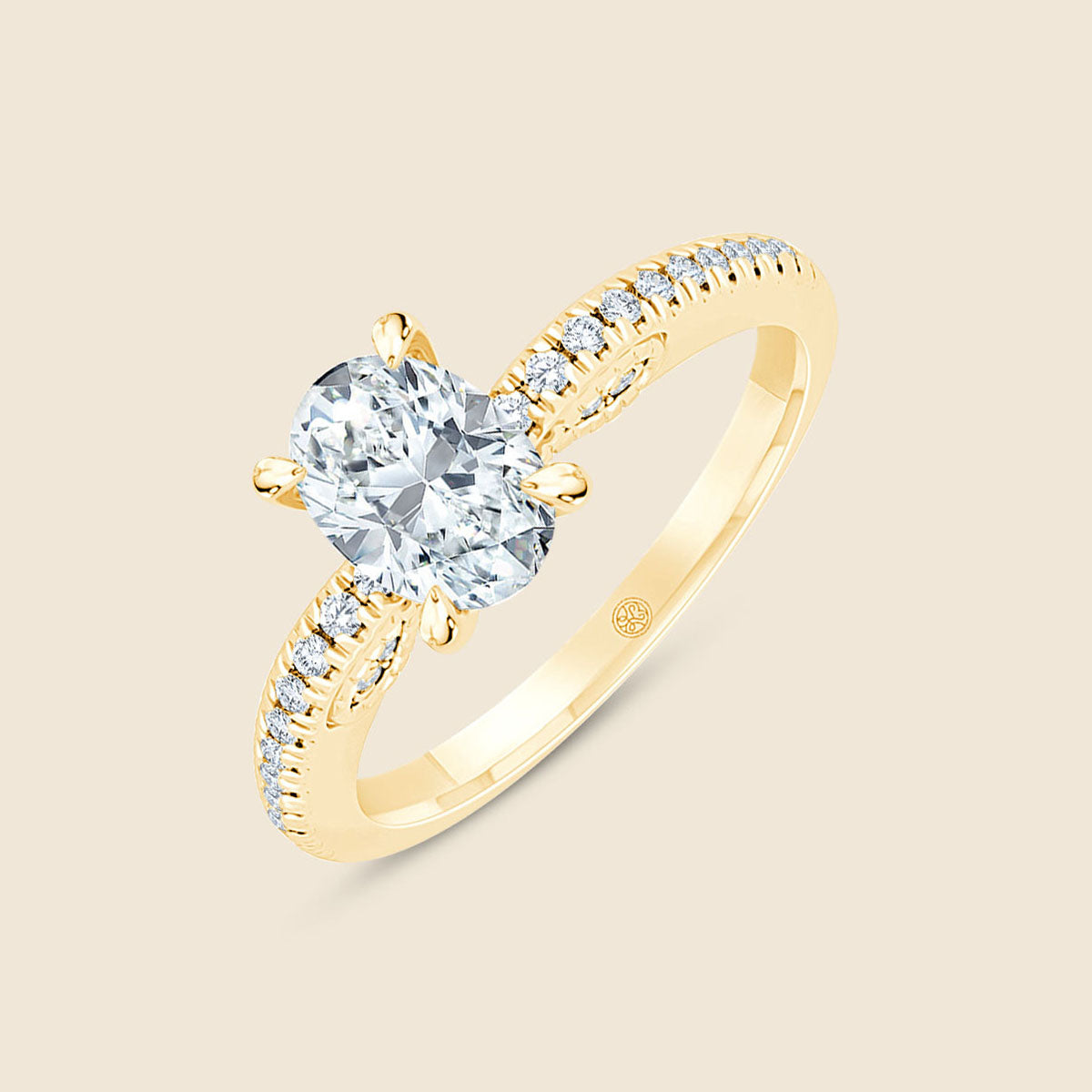 Goldring mit einem Lab-Diamanten im Oval-Schliff in an der Spitze. Dem Ring folgend sind kleinere Seitendiamanten und ein sichtbares Paisley-Muster an der Vorderseite