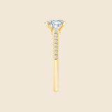 Goldring von der Seite mit großem Naturdiamanten im Oval-Schliff. Die Ringseite wird von weiteren 10 kleineren Diamanten bestückt.