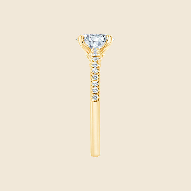Goldring von der Seite mit großem Naturdiamanten im Oval-Schliff. Die Ringseite wird von weiteren 10 kleineren Diamanten bestückt.