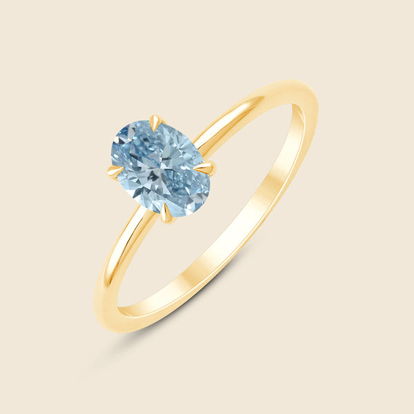 Goldener Ring mit blauem Lab-Diamant im Ovalschliff