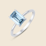 Weißgoldener Ring mit blauem Lab-Diamant im Smaragd-Schliff