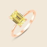 Rose Ring mit gelbem Lab-Diamant im Smaragd-Schliff