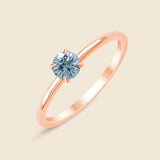 Schlichter Ring in Rose mit blauem Lab-Diamanten