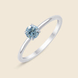 Dezenter Ring in Weiß mit blauem Lab-Diamanten