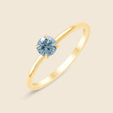 Dezenter Ring in Gelb mit blauem Lab-Diamanten