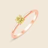 Ring in Rose mit gelbem Lab-Diamanten im Rund-Schliff