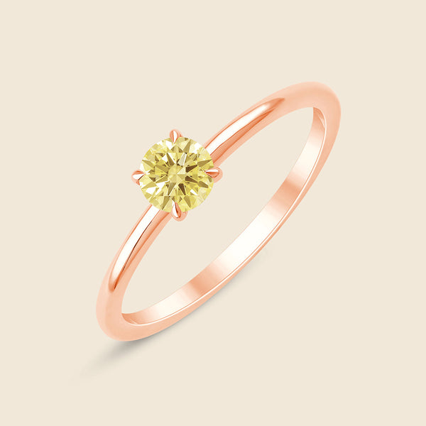 Ring in Rose mit gelbem Lab-Diamanten im Rund-Schliff