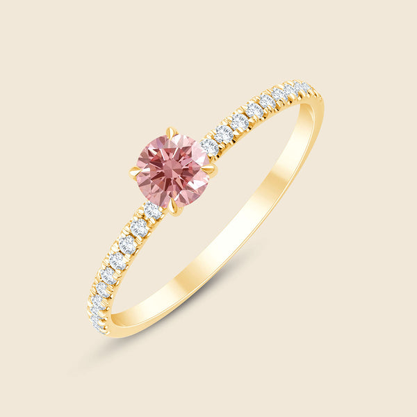 Ring versetzt mit kleinen Diamanten und einem pinken Lab-Diamanten