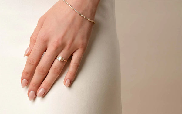 Model trägt Tennis Armband un Verlobungsring mit Lab Diamanten