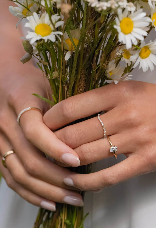 Model trägt schönen Verlobungsringen mit faszinierenden Designs mit Lab Diamanten