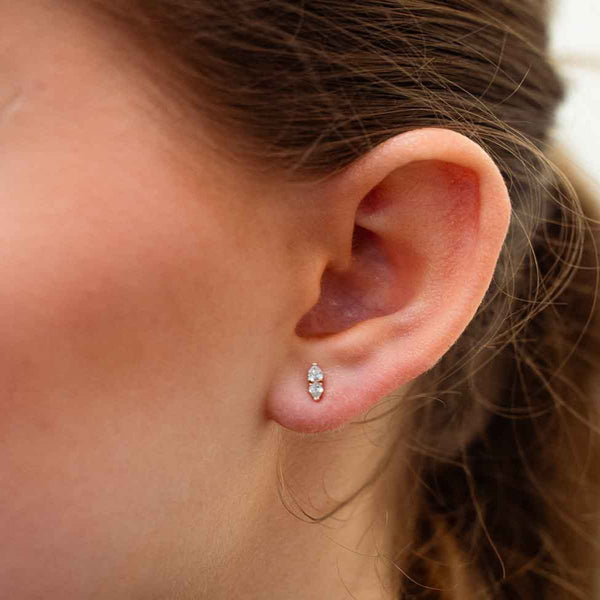 Ohr mit dezentem Piercing mit zwei Lab Diamanten