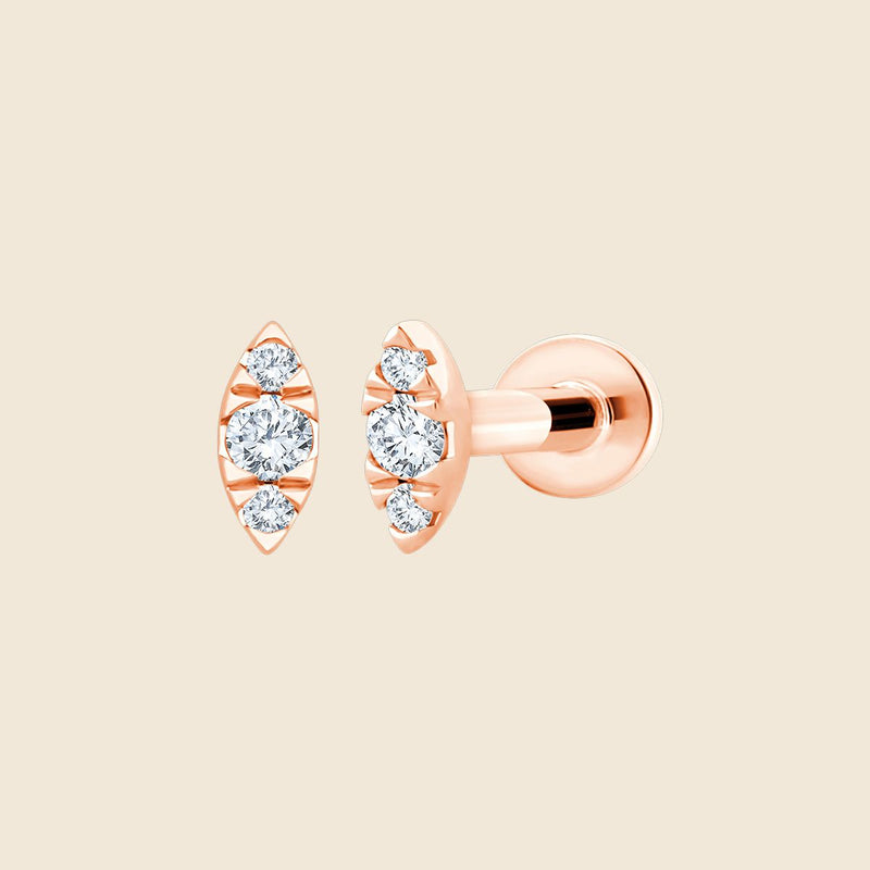 dezentes Piercing in Rosegold mit drei Lab Diamanten