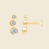 gebogenes 14k Gold Piercing mit drei runden Lab Diamanten