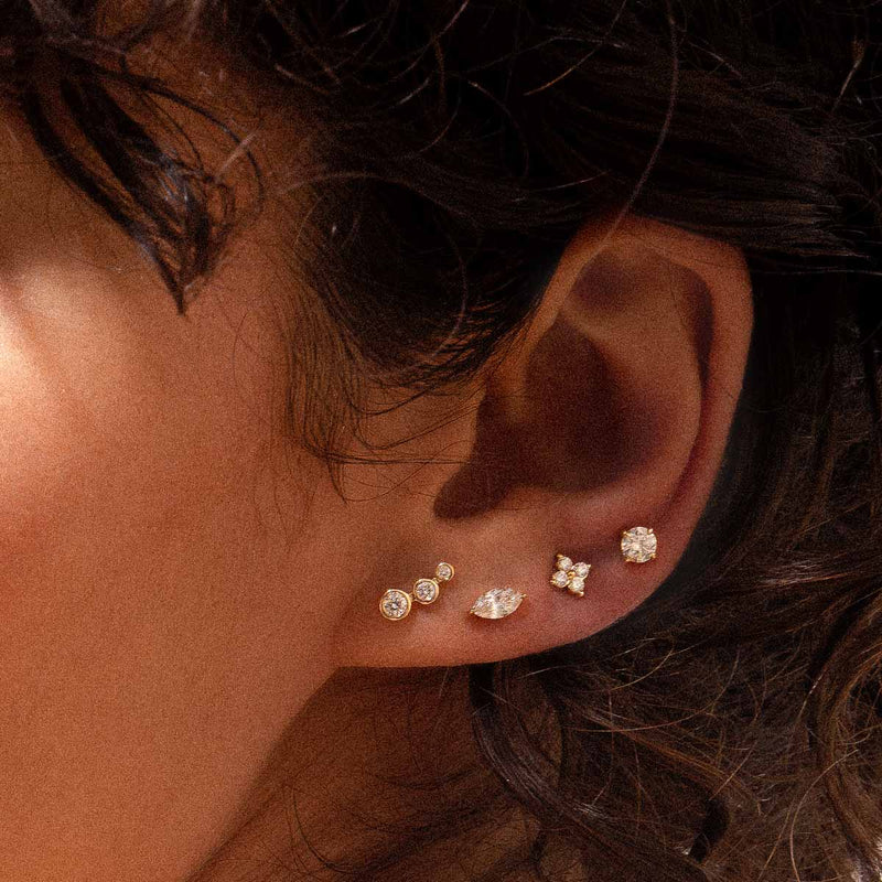 Ohr mit vier eleganten Diamant Piercings