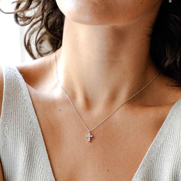 Model trägt Kreuzkette in 14k Weissgold mit Lab Diamanten im Rundschliff.