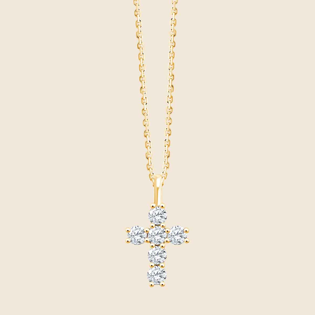 Filigrane Kreuzkette in 14k Gelbgold mit sechs Lab Diamanten im Rundschliff.