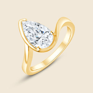 Romantischer Verlobungsring in gelbgold mit Labor Diamant im Pearschliff