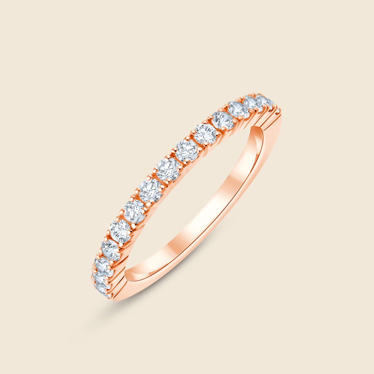 Rosegoldener Ehering mit Labor Diamanten im Rundschliff die sich am Ringband in einer gemeinsamen Krappenfassung entlang ziehen