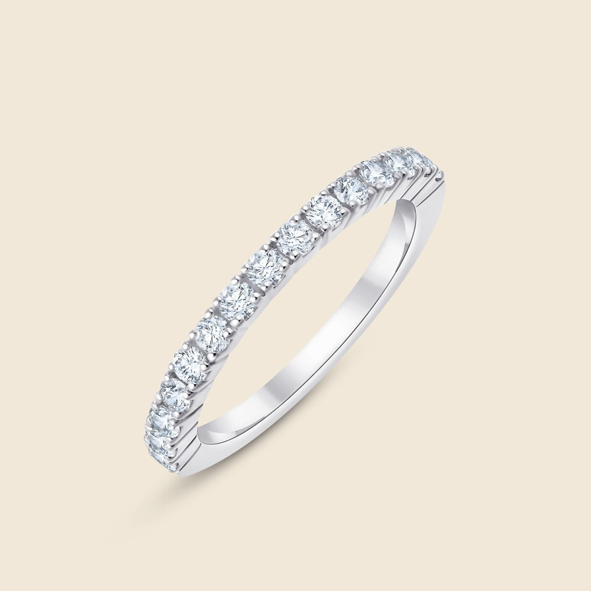 Weißgoldener Ehering mit runden Labor Diamanten besetztem Ringband
