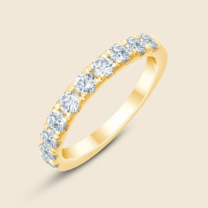 Ehering in Gelbgold mit mehreren runden Labor Diamanten die in einer gemeinsamen Krappenfassung sitzen