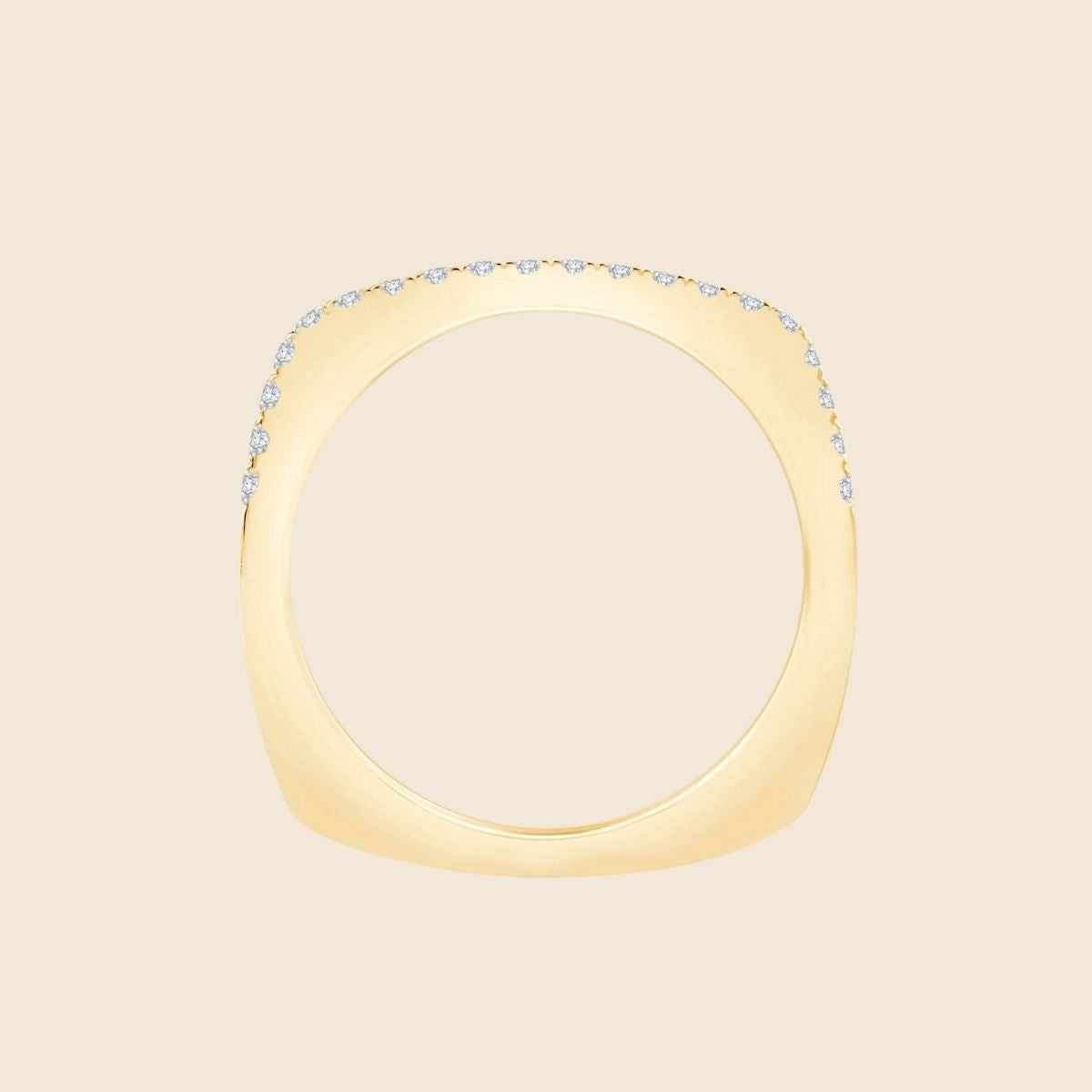 Draufsicht quadratsicher schmaler Ring besetzt mir runden Labor Diamanten die um die Hälfte des Ringbands führen und in einer Krappenfassung sitzen.