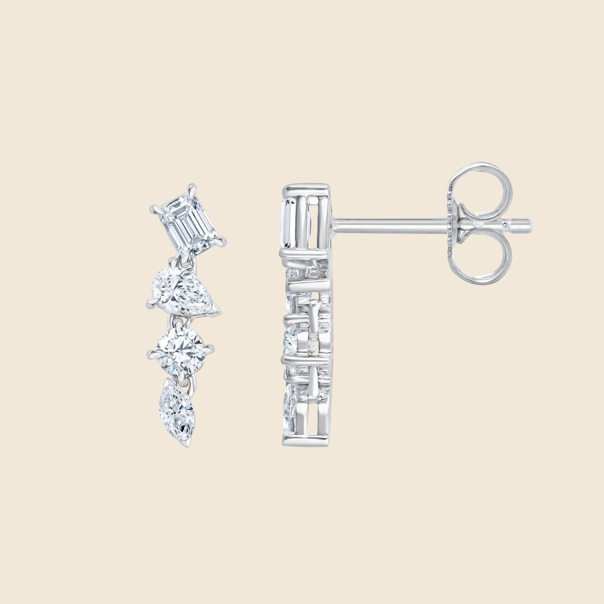 weißgoldene, längliche Ohrstecker mit vier Labor Diamanten