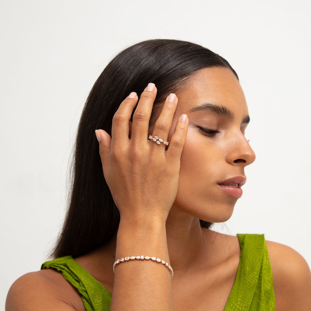 Model trägt Armband und Wickelring in Gelbgold mit Lab Diamanten