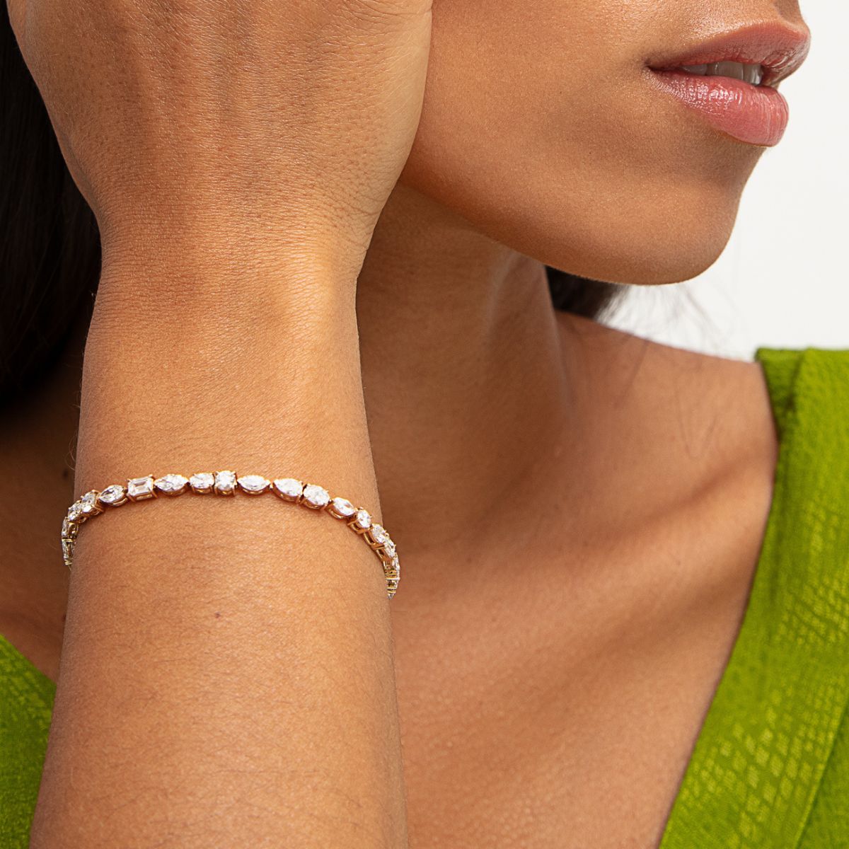 Nahaufnahme Model mit Tennisarmband in Gelbgold