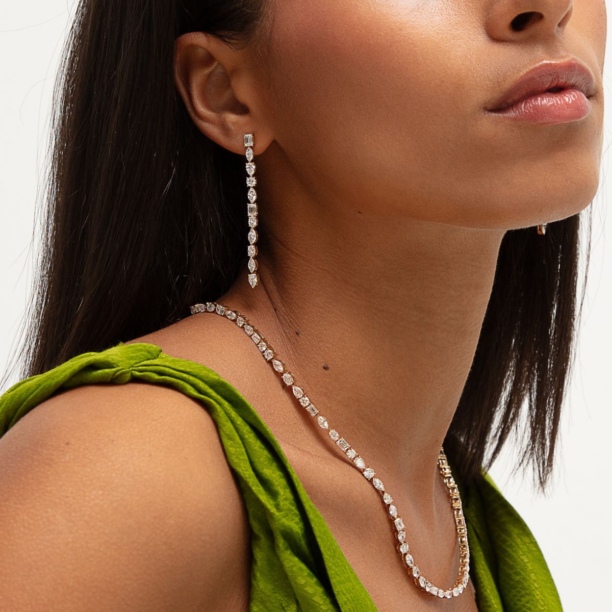 Nahaufnahme Kette in Gelbgold mit Lab Diamanten in besonderen Schliffen