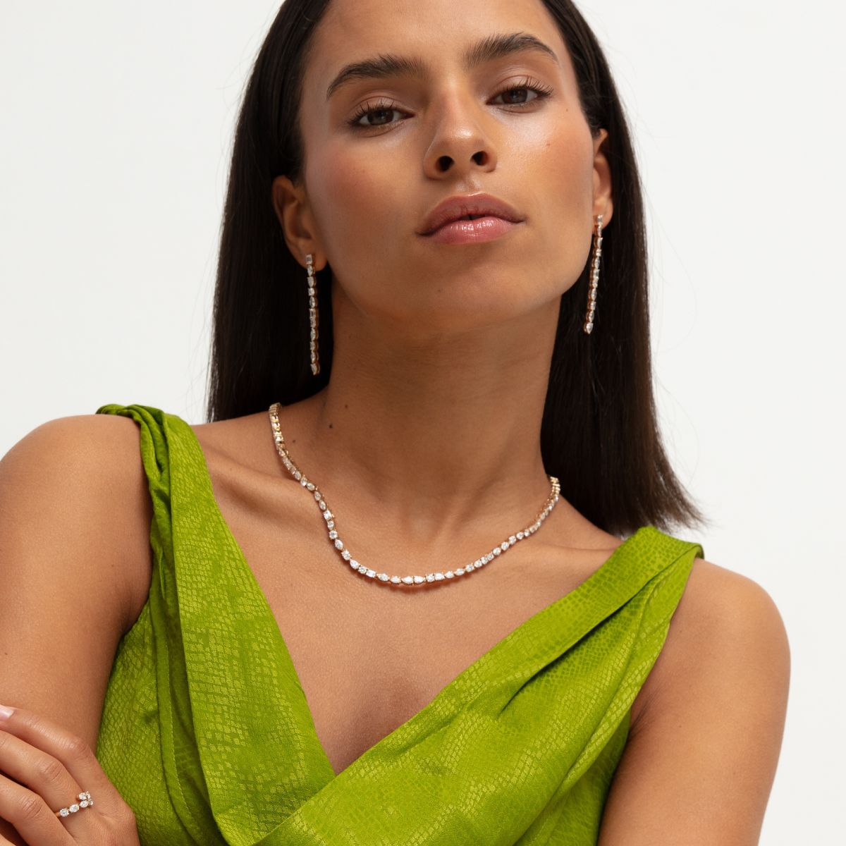 Model trägt Kette und Ohrhänger in Gelbgold mit Lab Diamanten