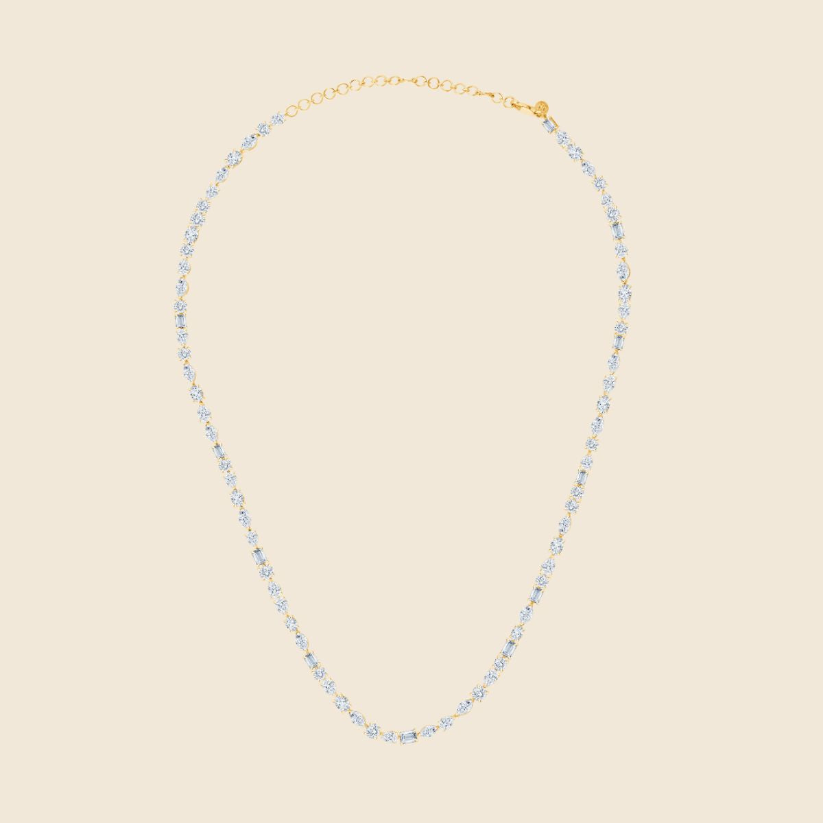 Gelbgoldene Kette aus Aneinanderreihung von Labor Diamanten in verschiedenen Schliffen