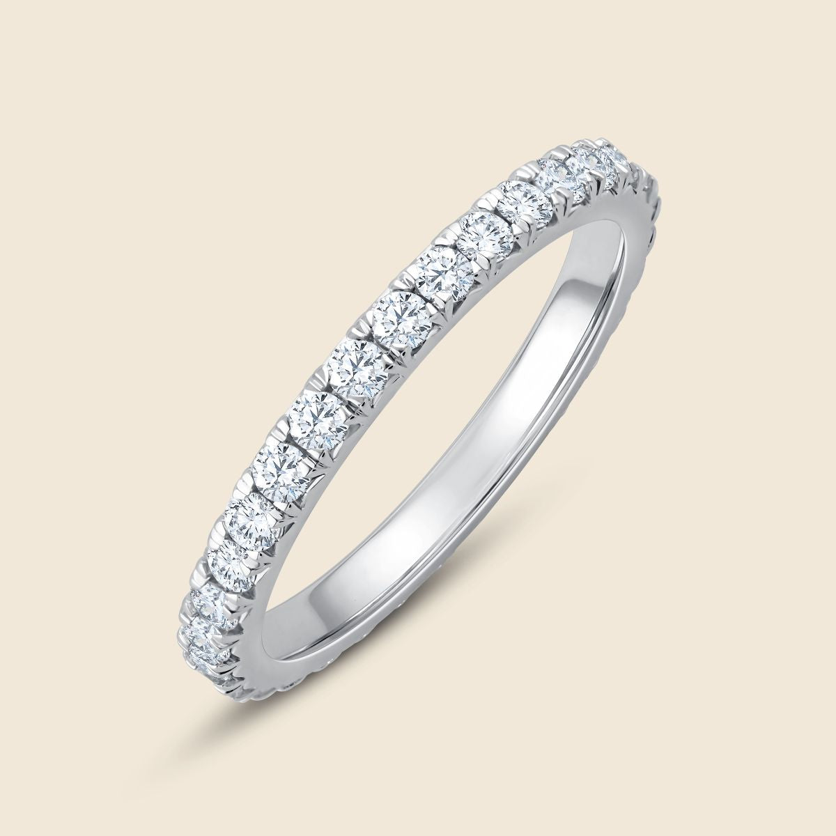 Weißgoldener Ehering mit runden Labor Diamanten die ums Ringband führen und in gemeinsamer Krappenfassung sitzen