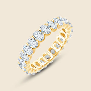 Gelbgoldener Eternity Ehering mit ovalen Labor Diamanten in gemeinsamer Krappenfassung die um den gesamten Ring führt
