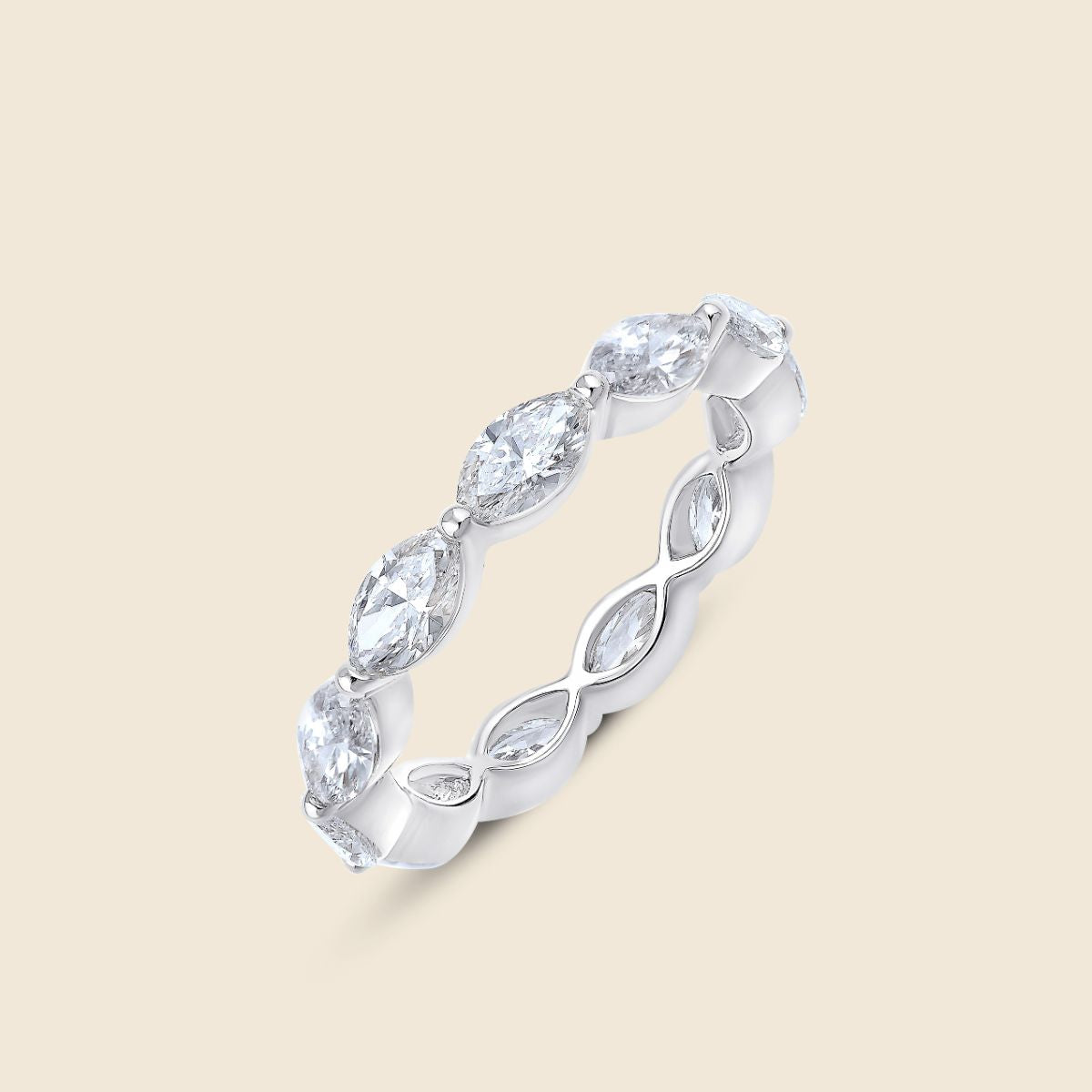 weißgoldener Ehering mit Labor Diamanten im Marquise Schliff die waagerecht in Krappenfassung das Ringband bilden