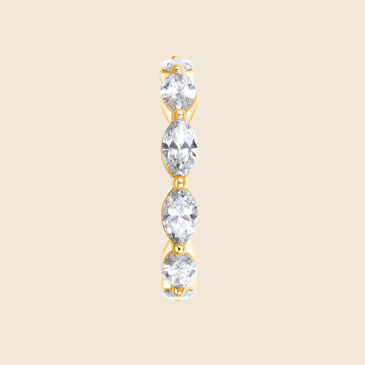 Seitenansicht gelbgoldener Ehering mit Marquise Labor Diamanten in Krappenfassung