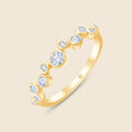 Goldener Ring mit asymmetrisch angeordneten runden Diamanten in Zargenfassung