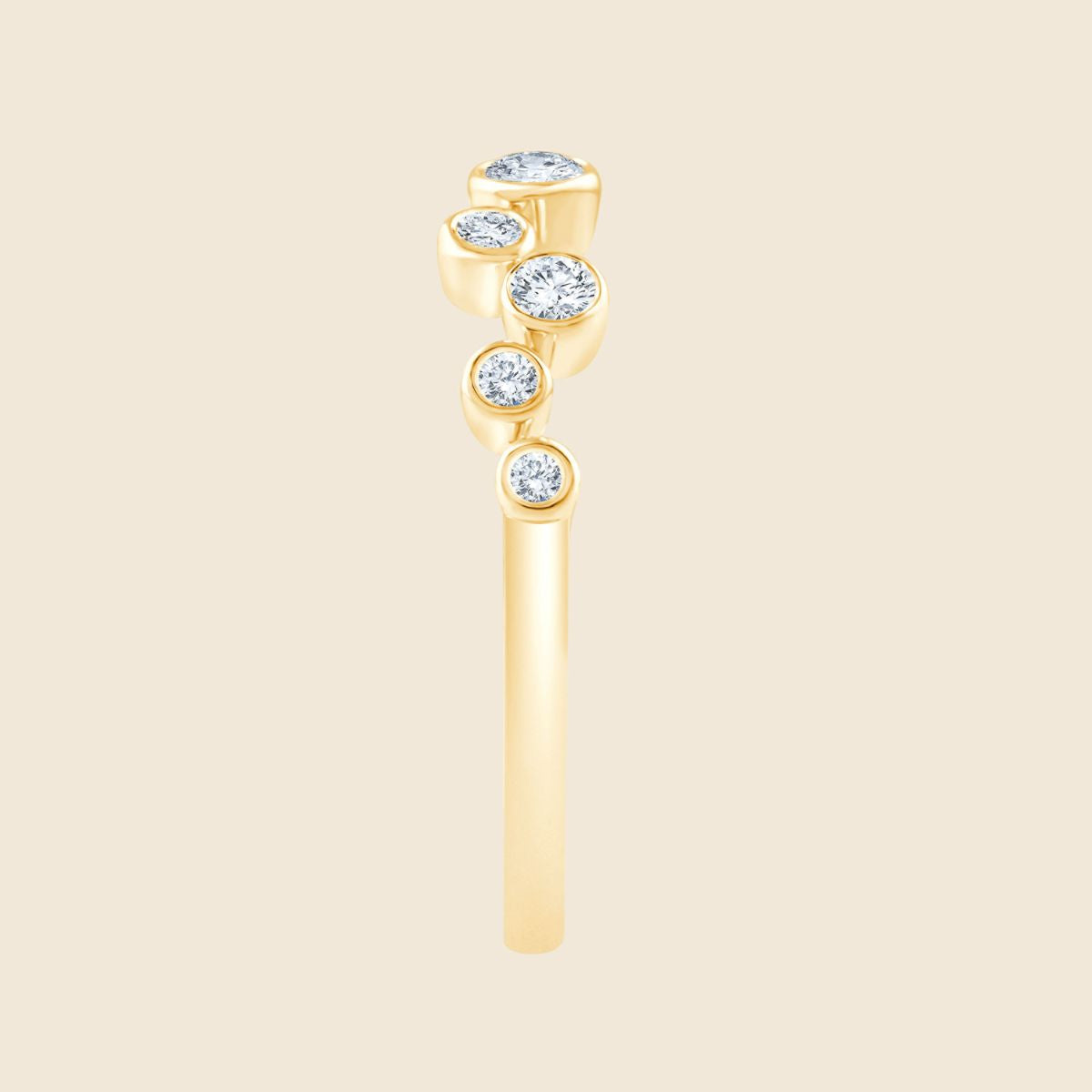 Goldener Ring mit offenem Design, besetzt mit asymmetrisch angeordneten runden Diamanten in Zargenfassungen in Seitenansicht