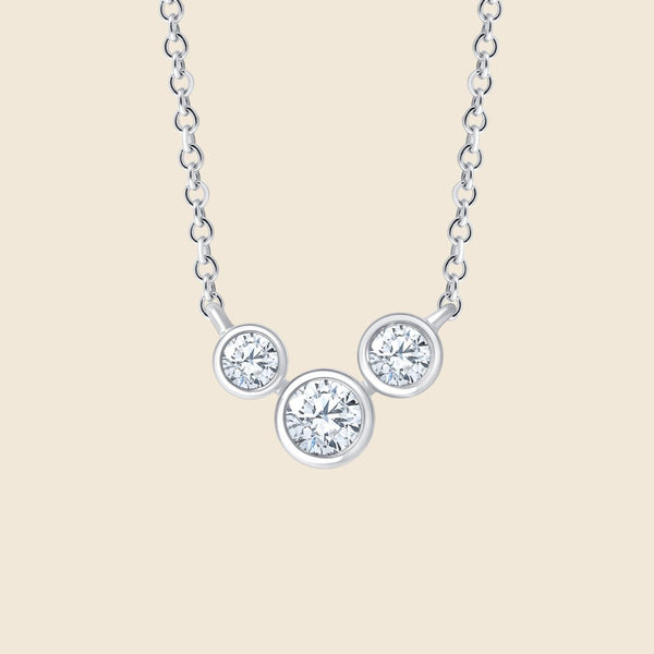 Feine Weißgold Kette mit drei unterschiedlich großen, aneinander angeordneten Diamanten in Zargenfassung