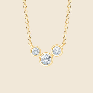 Feine Gelbgold Kette mit drei unterschiedlich großen, aneinander angeordneten Diamanten in Zargenfassung