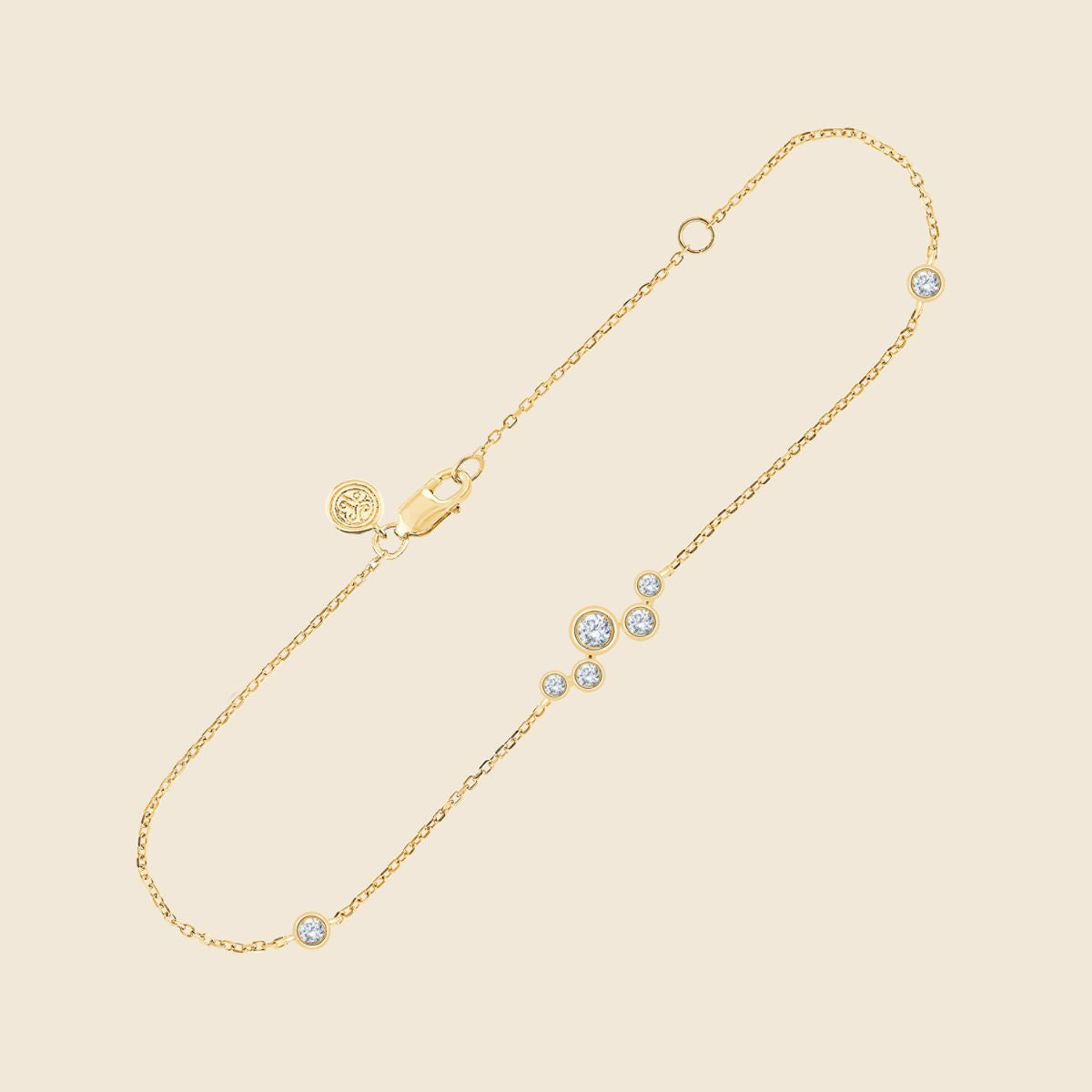 Feines Armband aus Gelbgold mit asymmetrisch angeordneten runden Diamanten in Zargenfassungen