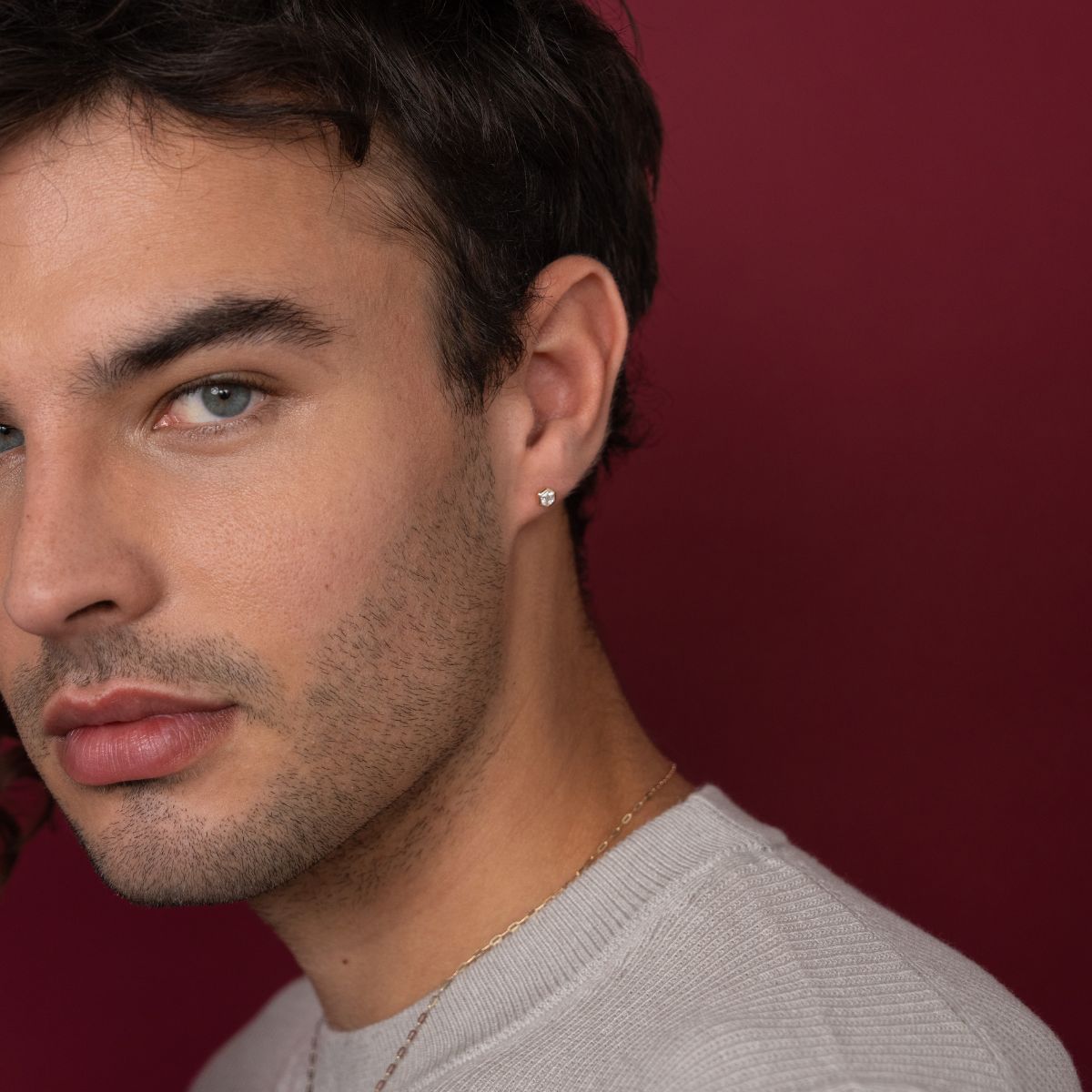 Model trägt Ohrstecker mit Lab Diamanten im Hexagonschliff