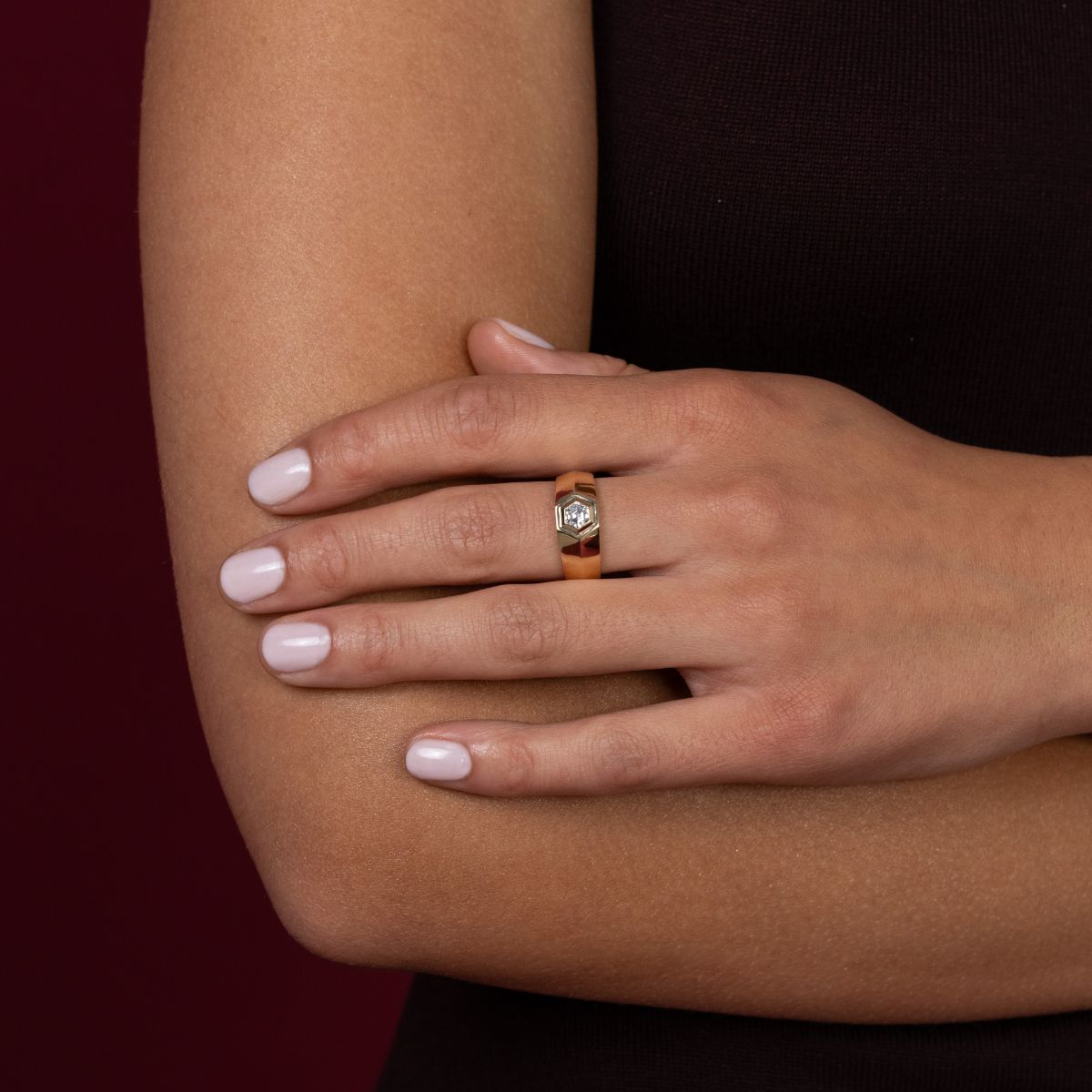 Nahaufnahme Hand mit  Ring in Gelbgold