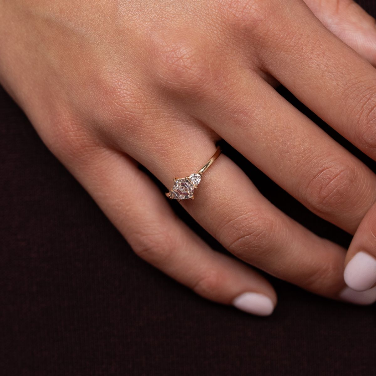 Nahaufnahme Verlobungsring in 14k Gelbgold mit Lab Diamanten