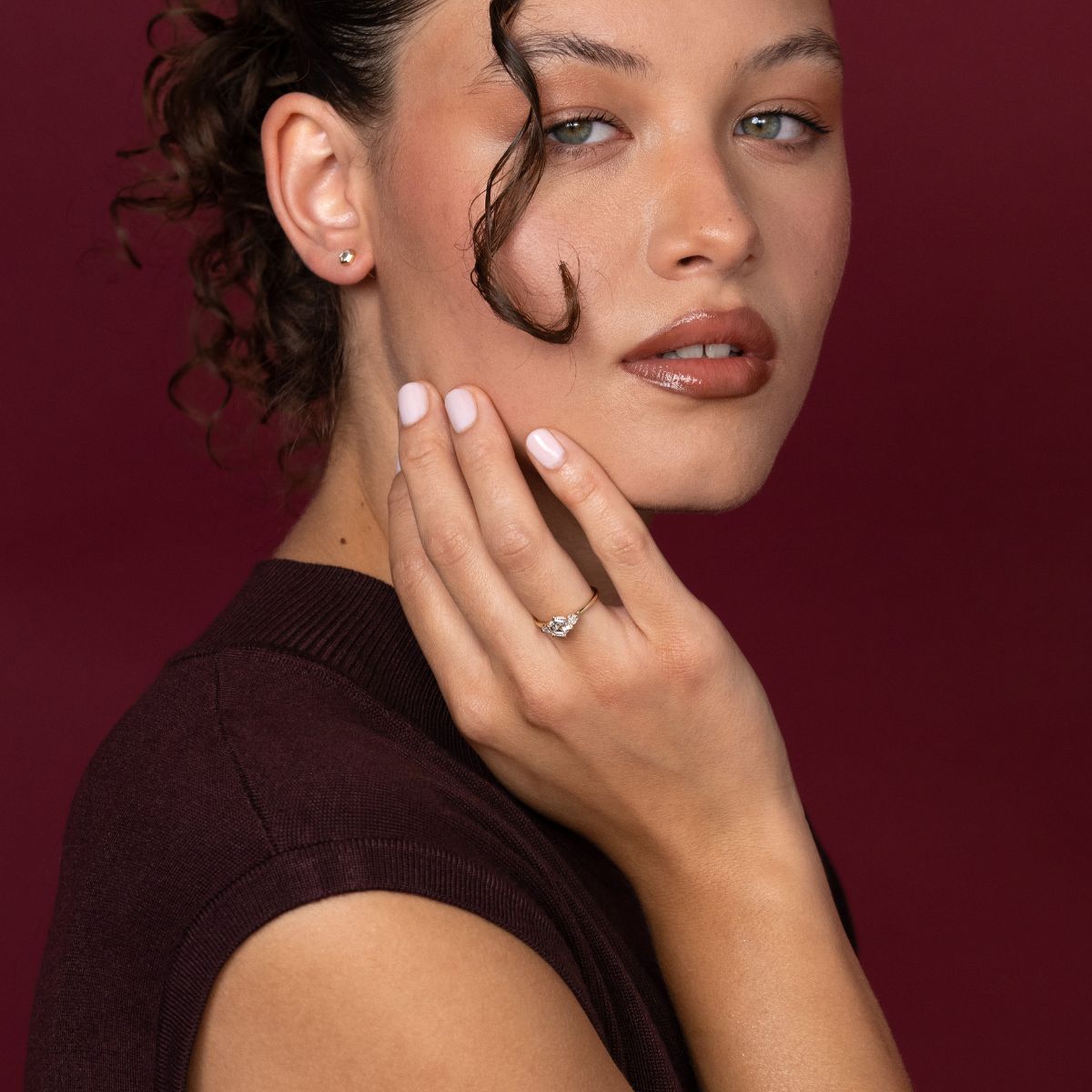 Model trägt Verlobungsring und Ohrstecker mit Lab Diamanten im Hexagonschliff