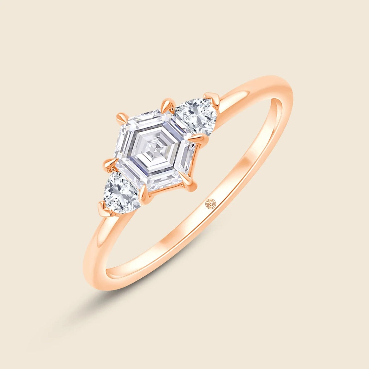Verlobungsring aus 14k Roségold mit Lab Diamanten im Hexagonschliff 