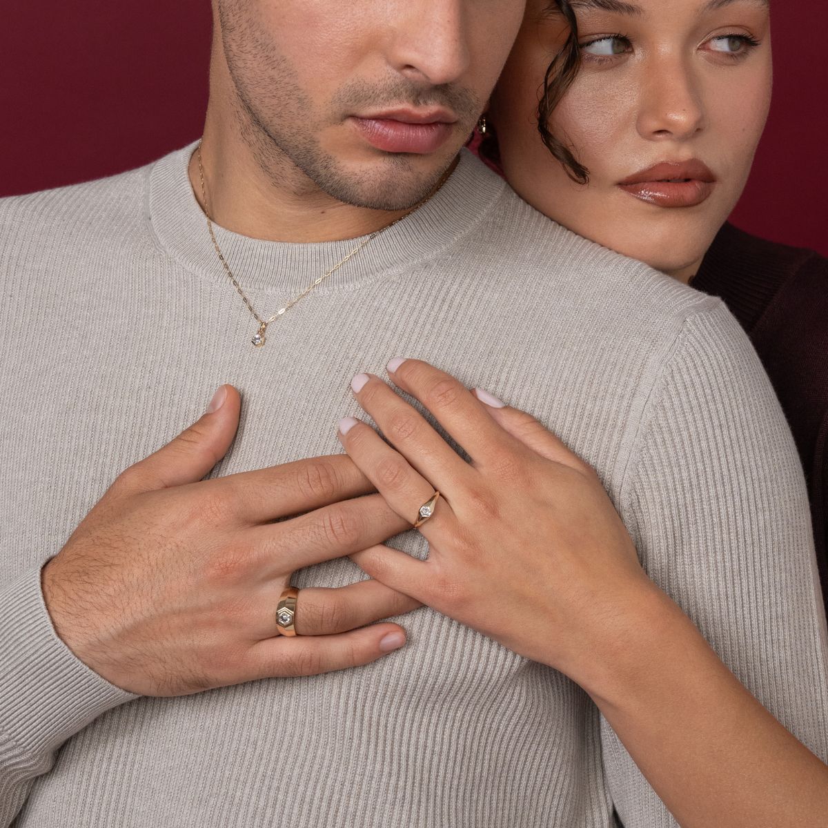 Models tragen Ringe und Halskette in Gold