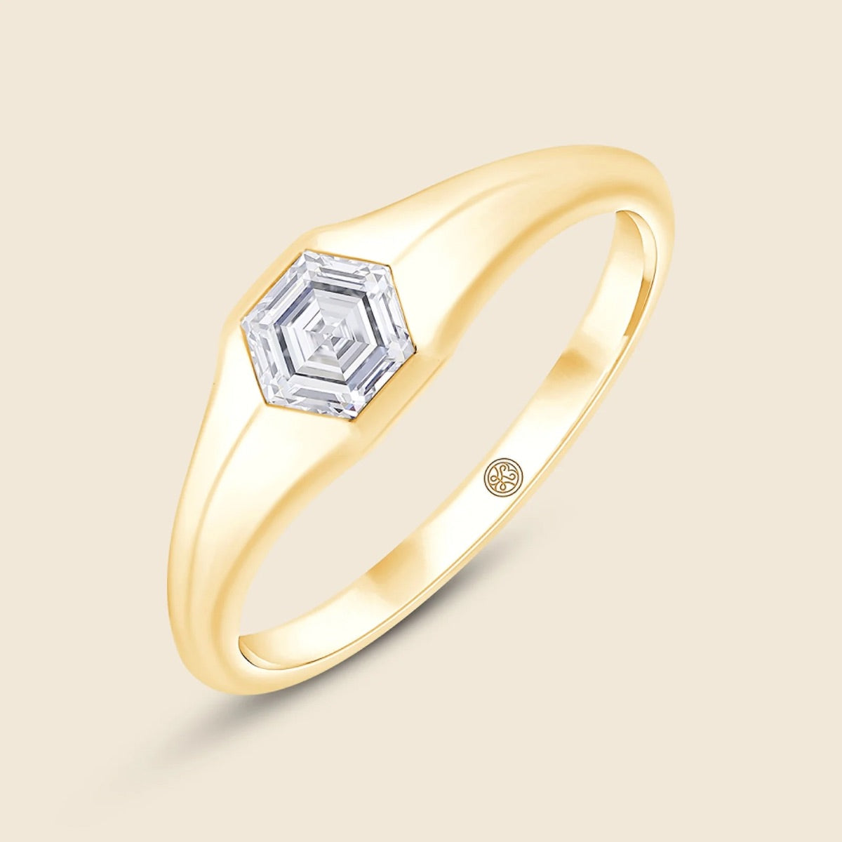Ring aus 14k Gelbgold mit Lab Diamanten im Hexagonschliff