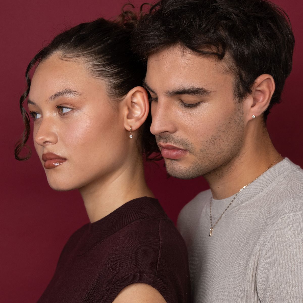 Models tragen Kreolen und Ohrstecker in 14k Gelbgold