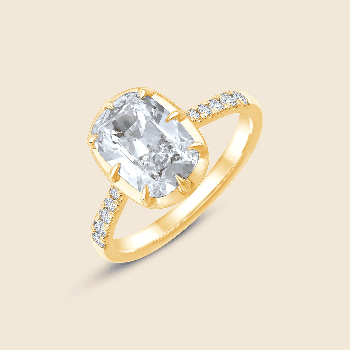 Verlobungsring aus Gelbgold mit Lab Diamant im Kissenschliff und Pavé-besetzter Ringschiene